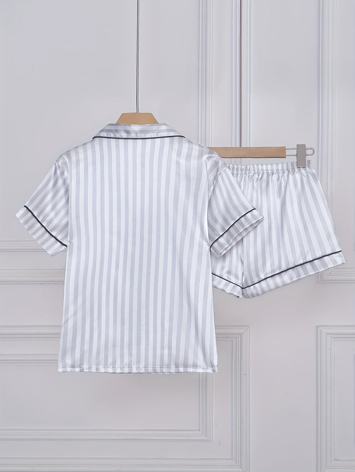 Elegant gefaltetes Damen Nachtwäsche Set mit Streifen, bequemer Sommer Pyjama und stilvolle Geschenkidee.