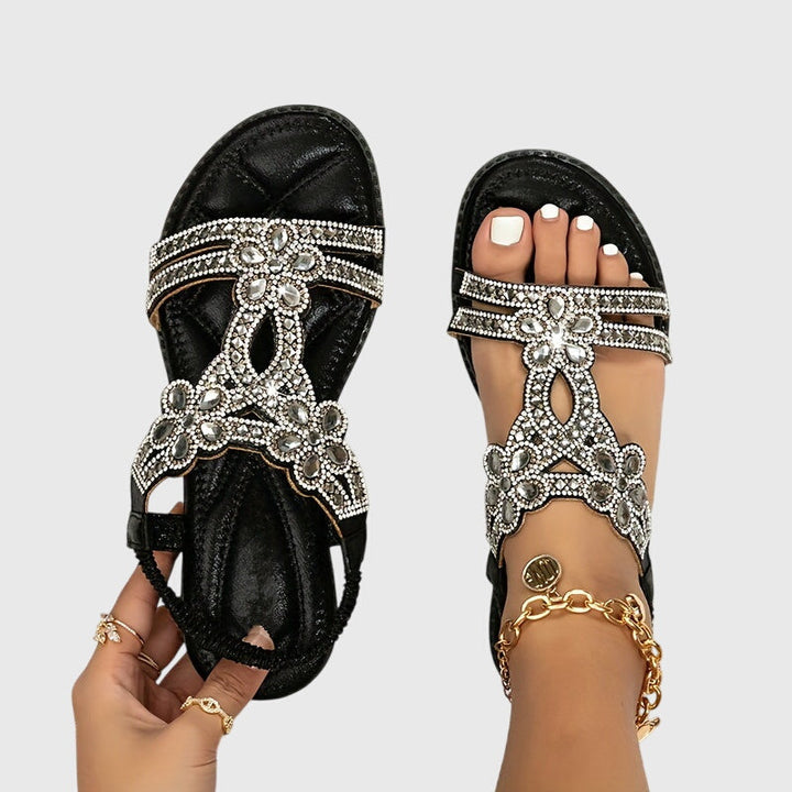 Stilvolle himmelblaue Flachsandalen für Damen mit Glitzerdetails & Fersenriemen.