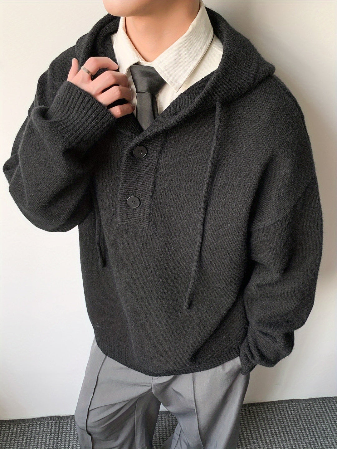 Dunkelgrauer Herren Strick Hoodie mit Knopfleiste, bequem für Freizeit & Casual Look.