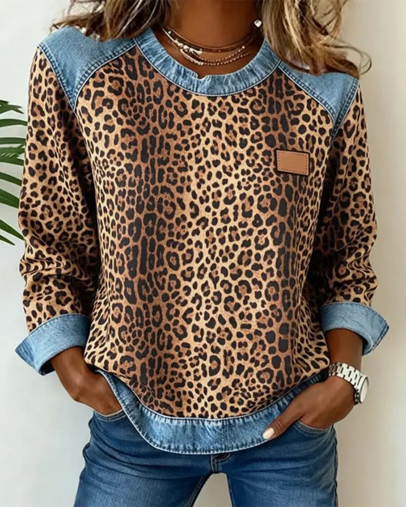 Stilvoller Damen Freizeit-Pullover mit Leopardenmuster, Reißverschluss & Stehkragen. Ein Must-have für Damenmode.