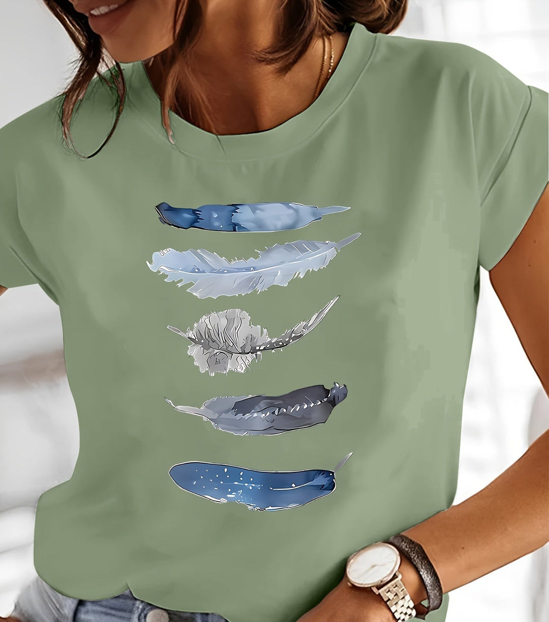 Modernes Damen T-Shirt mit einzigartigem Feder-Print. Perfekt für einen casual Look.
