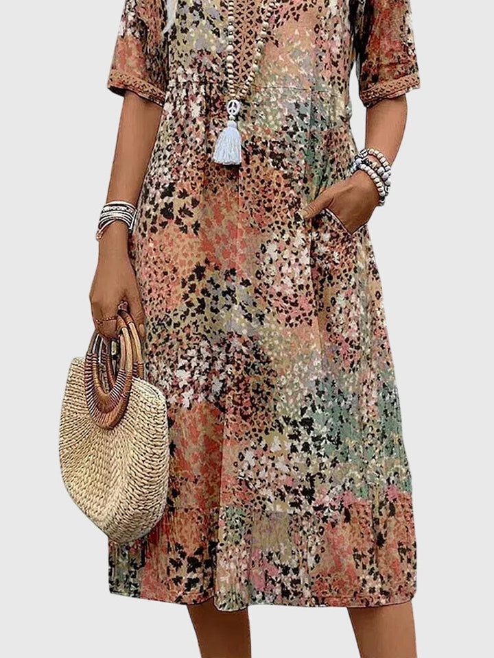 Vielseitiges Damen Midi-Kleid mit ansprechendem Muster. Ideal als bequemes Freizeit- und Sommerkleid.