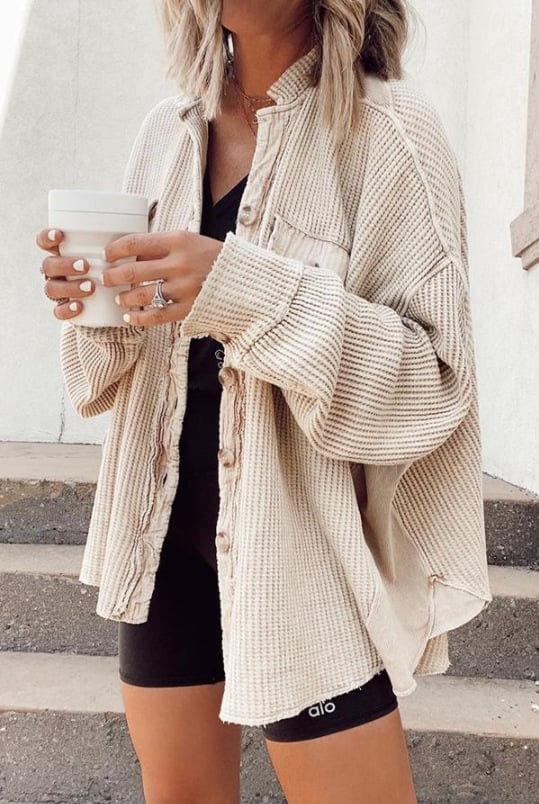 Damenjacke mit Reverskragen und asymmetrischem Saum, modern & bequem.
