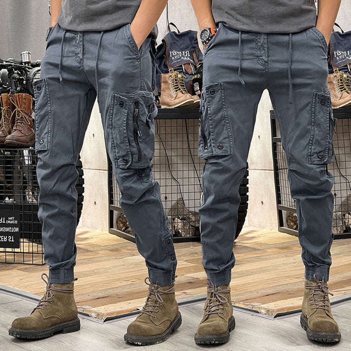 Stylische Herren Cargo-Hose in Beige, bequem und vielseitig. Perfekt für Streetwear oder einen lässigen Freizeit-Look.