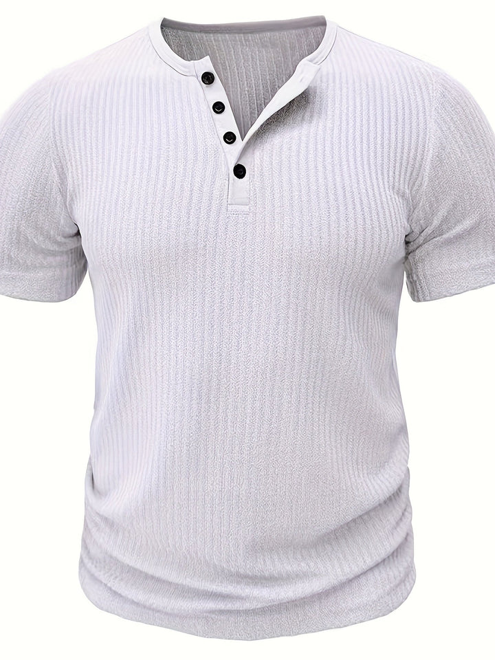 Kurzarm Herren Henley T-Shirt mit klassischer Knopfleiste und angenehmer Rippstruktur.