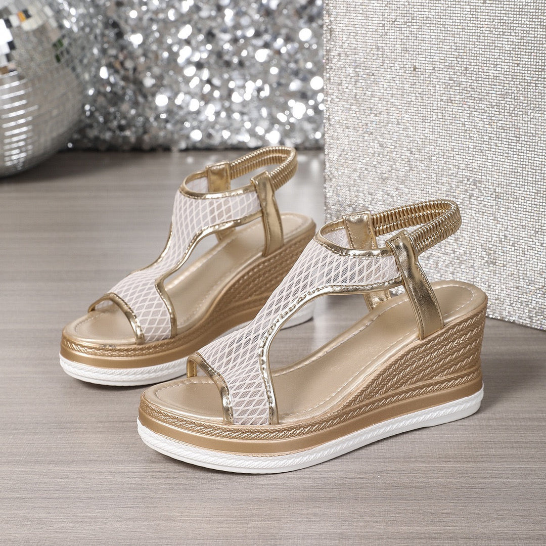 Rutschfeste Sohle der schwarzen ergonomischen Keilsandalen, sicherer Halt für Damen.