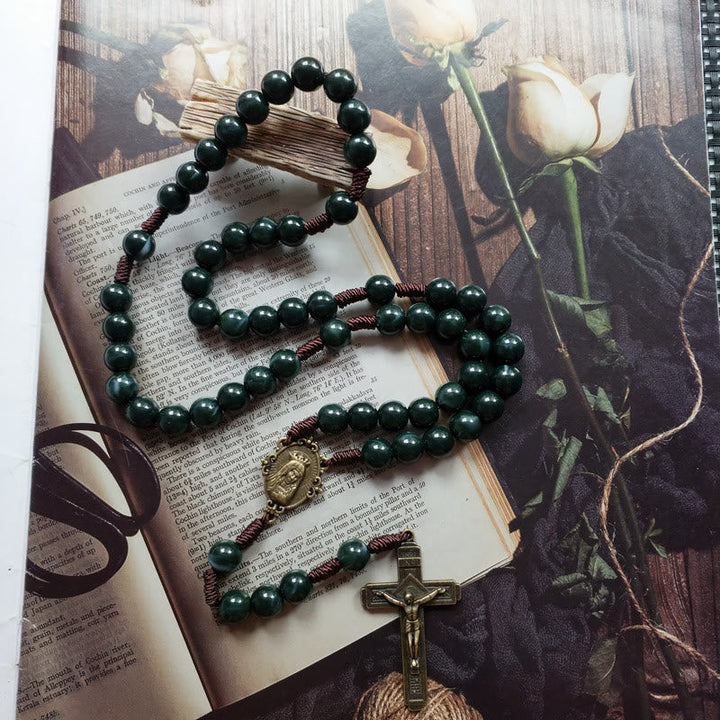 Hochwertige Moosachat-Halskette als Rosenkranz; Damenschmuck mit ovalen Edelsteinperlen und Kreuz-Anhänger.