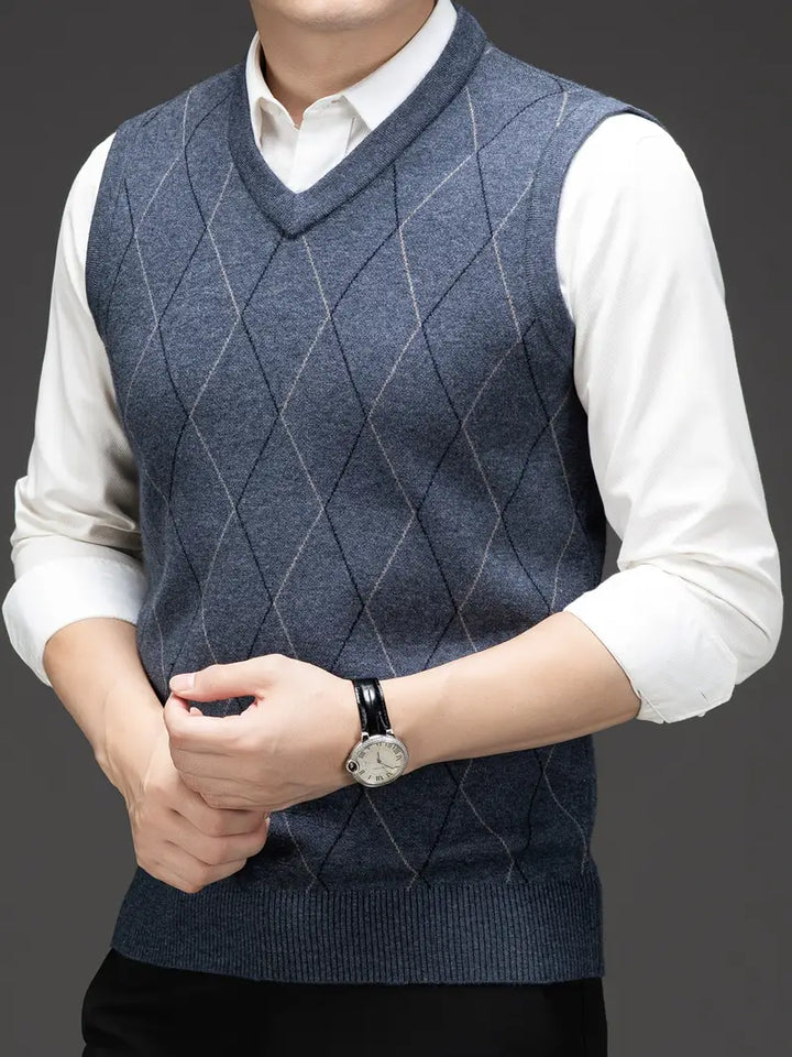 Mann in grauem Strick-Bodywarmer mit V-Ausschnitt, Slim Fit, für einen smarten Freizeit-Look.