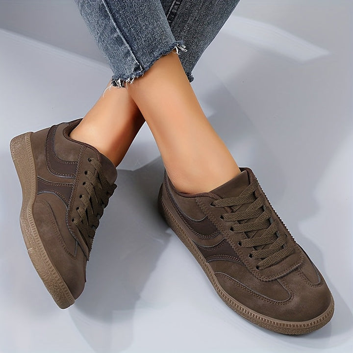 Detailansicht des Obermaterials der Damen Low-Top Sneaker. Hochwertige Vintage-Optik für schicke Retro-Schuhe.