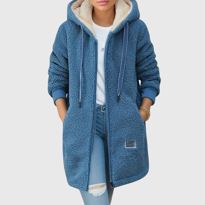 Blaue Damen Winterjacke mit Kapuze und Reißverschluss, ideal für Outdoor & Alltag. Warm & komfortabel.