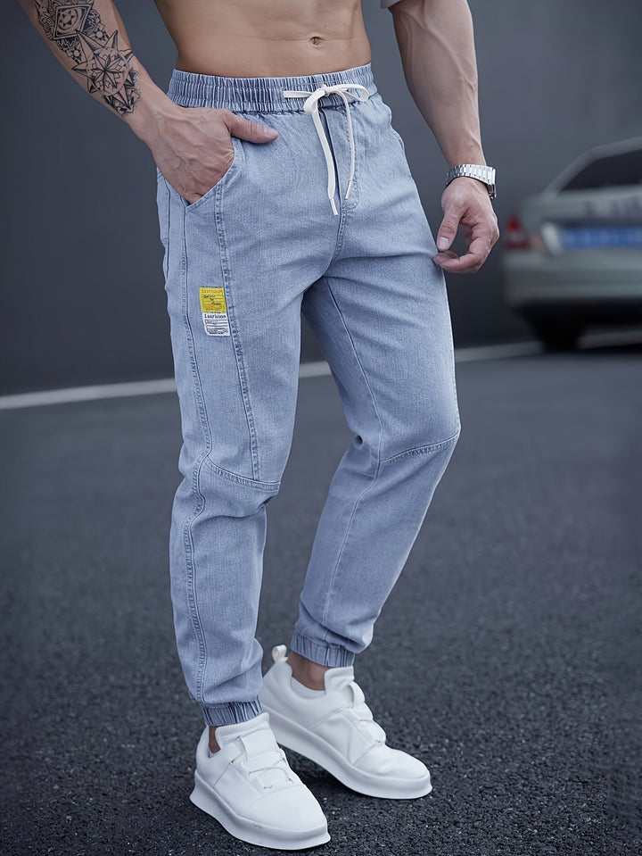 Locker geschnittene Herren Cargo Hose, Tapered Fit, für lässigen Streetwear Look und hohen Tragekomfort.
