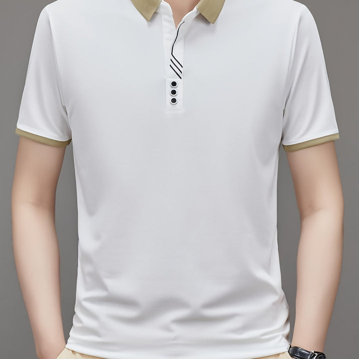 Detail: Stofftextur des Herren Poloshirts. Komfortables, kurzärmeliges Oberteil für Männer.