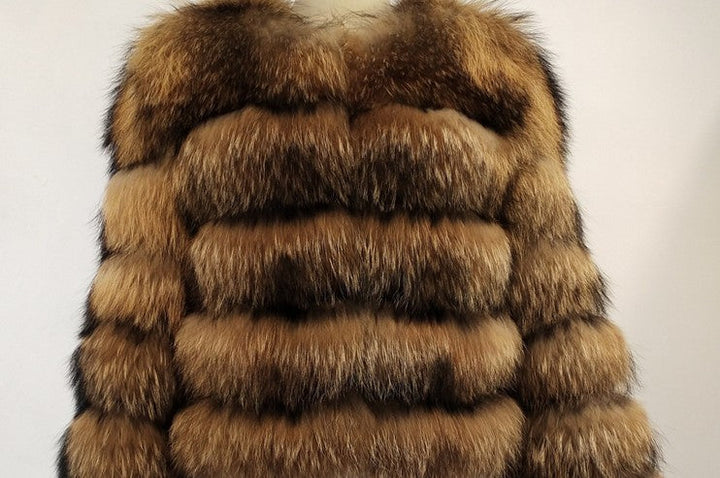 Model trägt elegante Damen Kurzjacke mit Kappenkragen. Warme Oberbekleidung für einen stilvollen Winter-Look.
