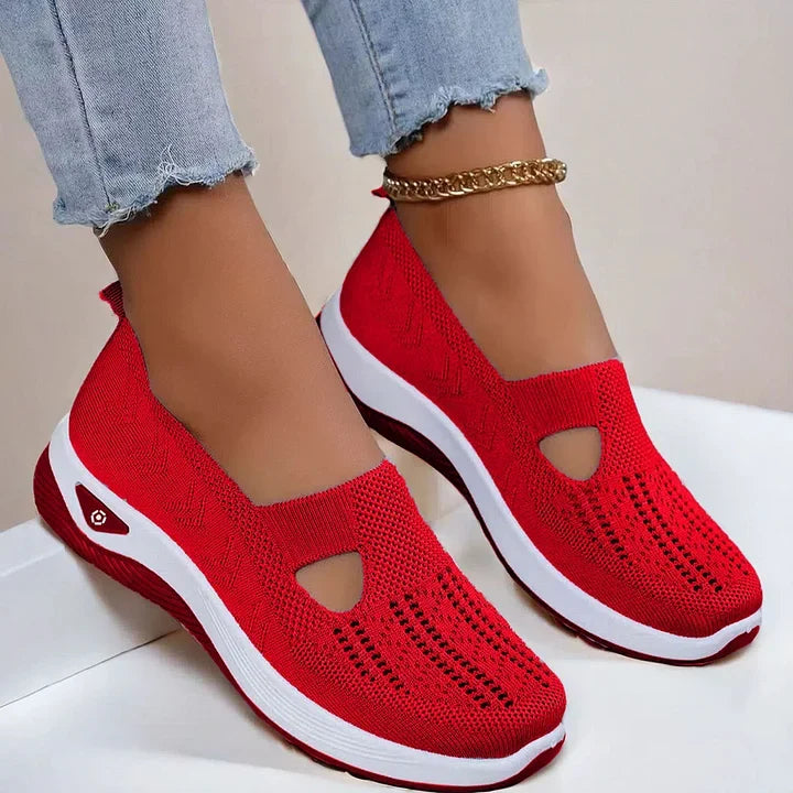 Ein Paar Damen Slip-On Sneaker. Atmungsaktive und leichte Komfortschuhe für jede Gelegenheit.