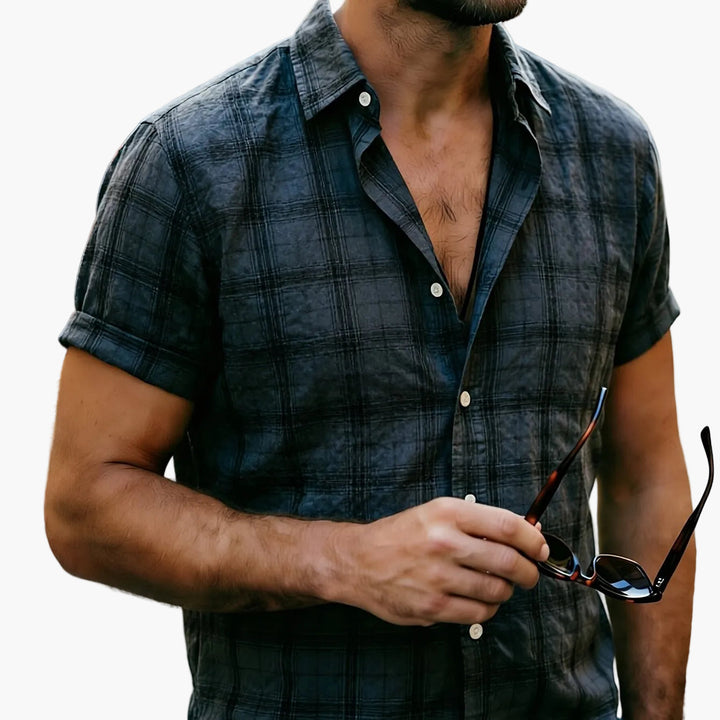 Model zeigt modernes Herren Kurzarm-Karohemd; stilvolle Freizeitmode für den Sommer & entspannte Anlässe.