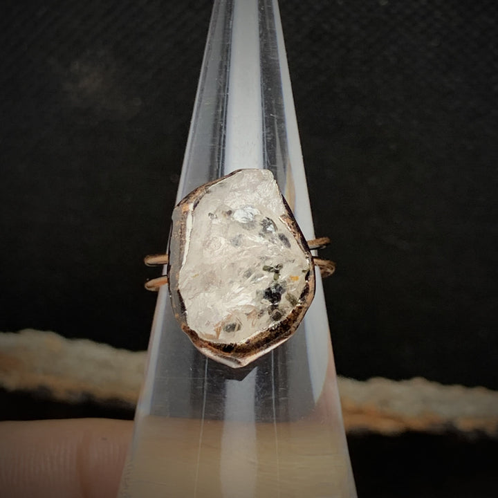 Einzigartiger verstellbarer Rohstein Geburtsring. Naturstein Damenring, Kristall Schmuck, modern.