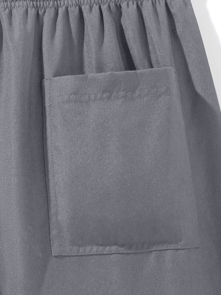 Schwarze Herren Sport-Shorts mit Kordelzug & Reißverschluss. Perfekt für Sommer-Sport & Freizeit.
