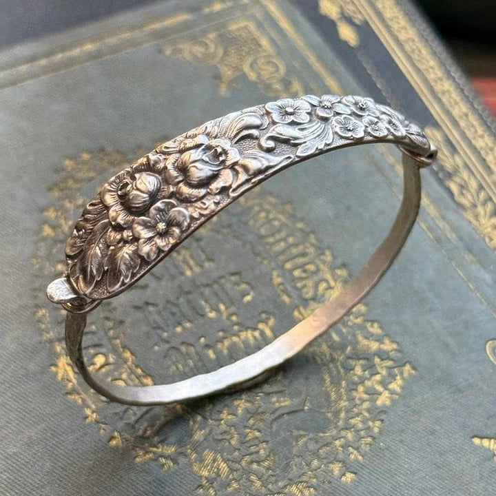 Glänzendes Damen Armband, Vintage-Stil, silberfarben mit eleganter Blumengravur; ein zeitloses Highlight.