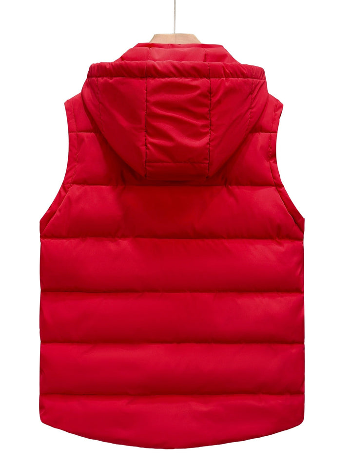 Rote Herren Steppweste mit Kapuze, warm und komfortabel. Perfekt als Übergangsjacke für Männer.