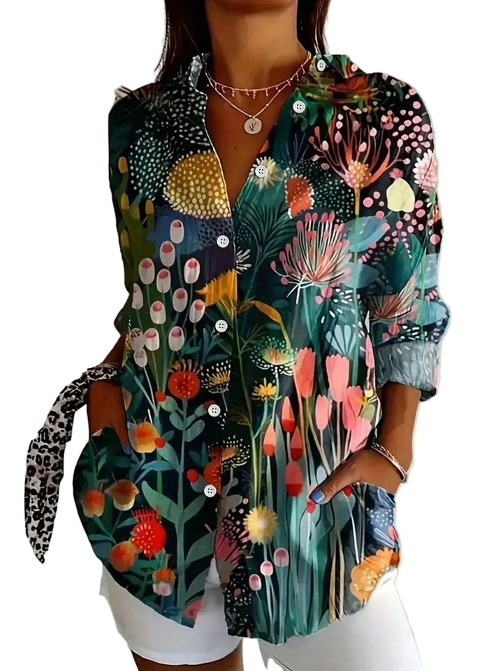 Leichte Damenbluse mit floralem Muster, Kragen & Knopfleiste. Bequeme, lockere Passform für modebewusste Frauen.