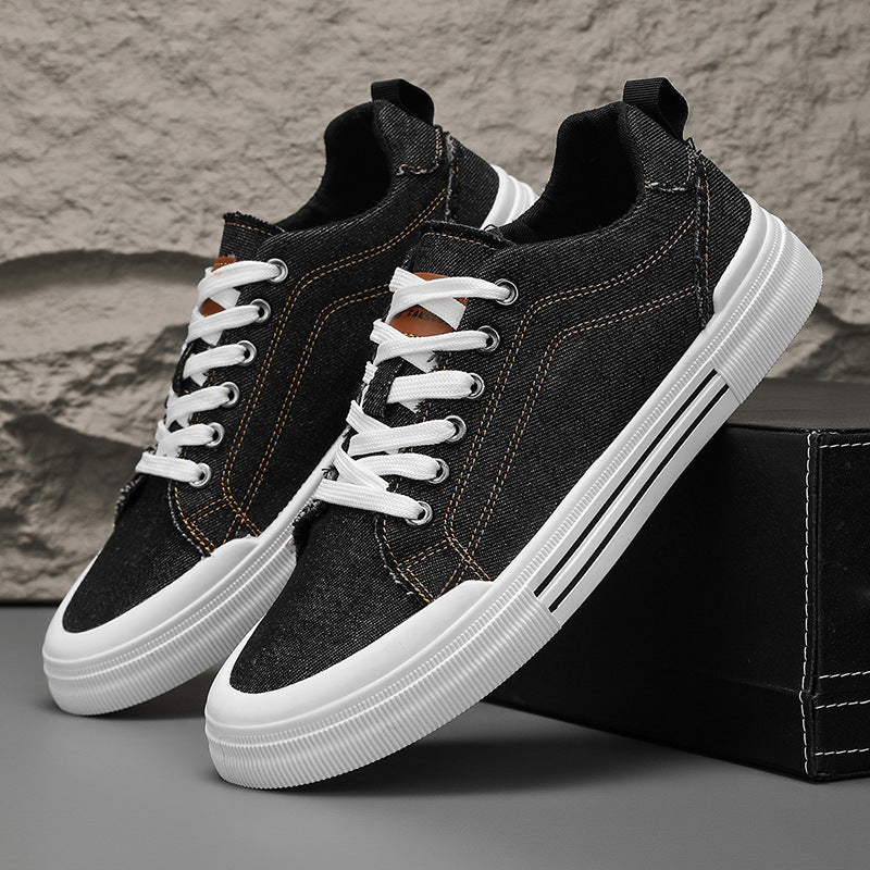 Schwarze Herren Low-Top Sneaker, robuste Alltagsschuhe mit bequemer Passform und flachem Absatz.
