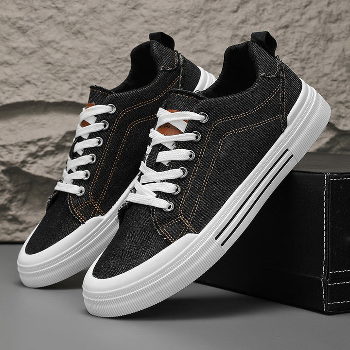 Schwarze Herren Low-Top Sneaker, robuste Alltagsschuhe mit bequemer Passform und flachem Absatz.