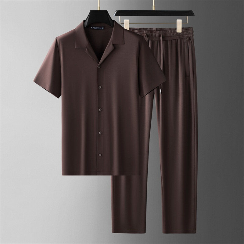 Herren Zweiteiler Sommer-Outfit: Komfortabler Kurzarm-Anzug für Freizeit, Reise und warme Urlaubstage.