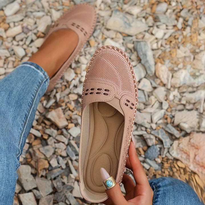 Vorderansicht der eleganten Elora Slip-On Damenschuhe, betonen das moderne, minimalistische Design.