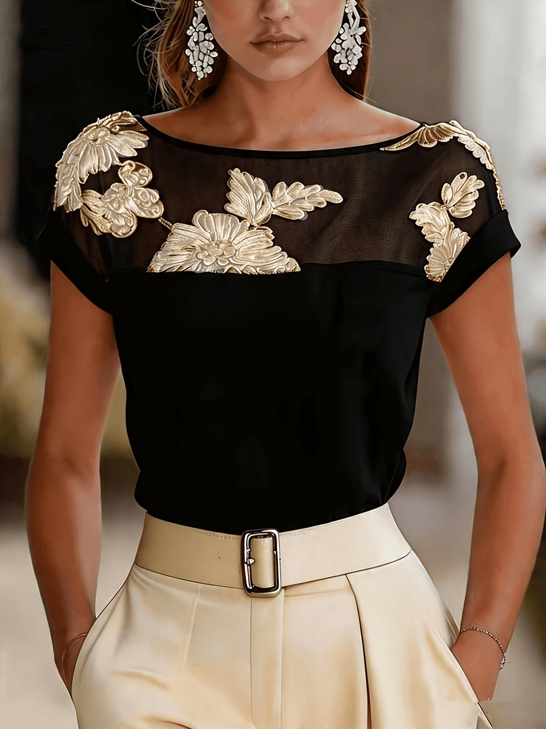 Moderne Damenbluse mit atemberaubender Floralstickerei und transparentem Illusion-Ausschnitt. Perfekt für Büro & Abend.