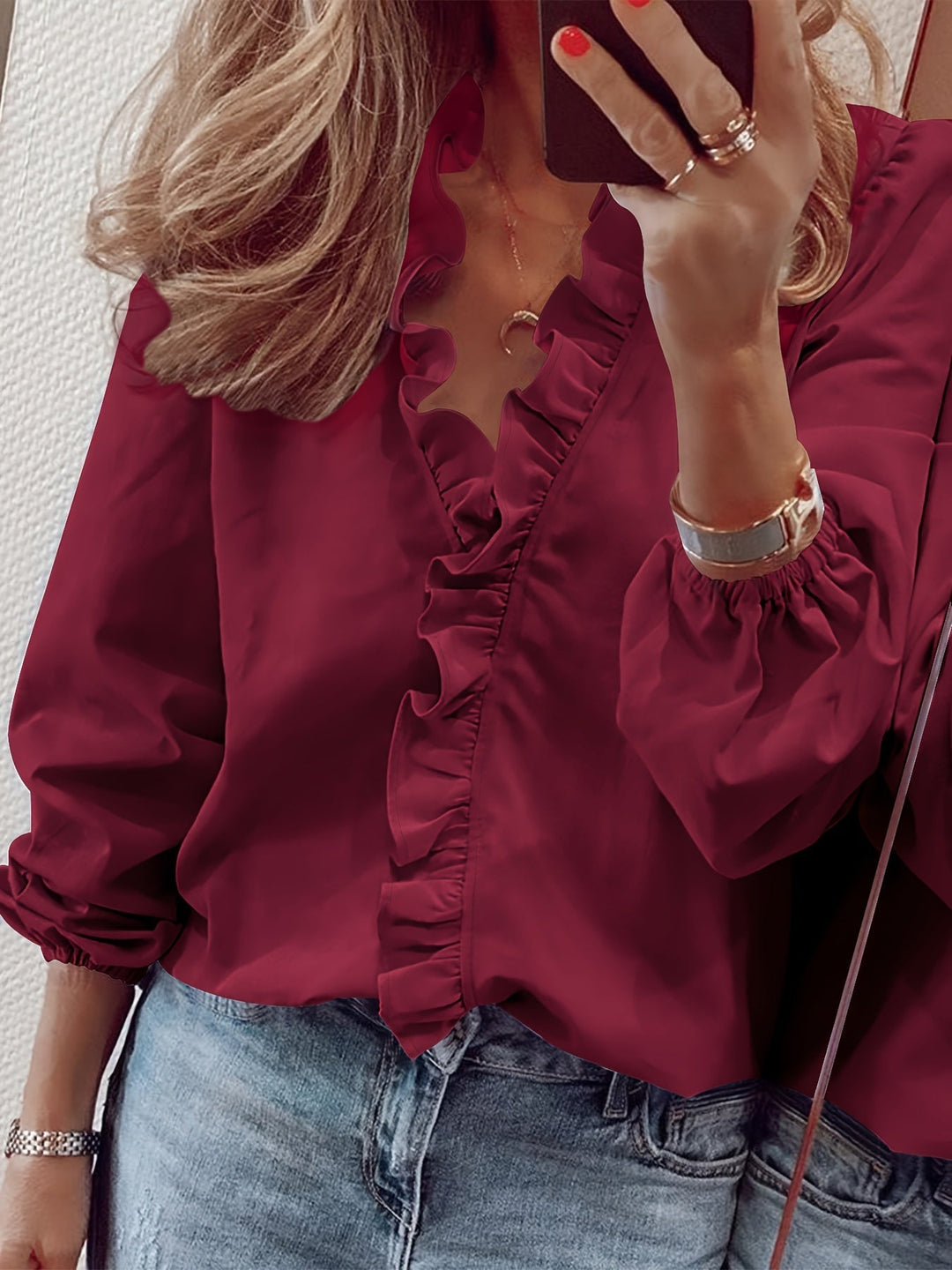 Feminine Langarmbluse mit Rüschen und V-Ausschnitt, vielseitig kombinierbar für einen schicken Look.