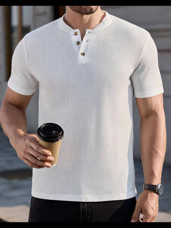 Lässiges Herren Henley T-Shirt Kurzarm im sommerlichen Strick-Look, modisch und leicht für Frühling.