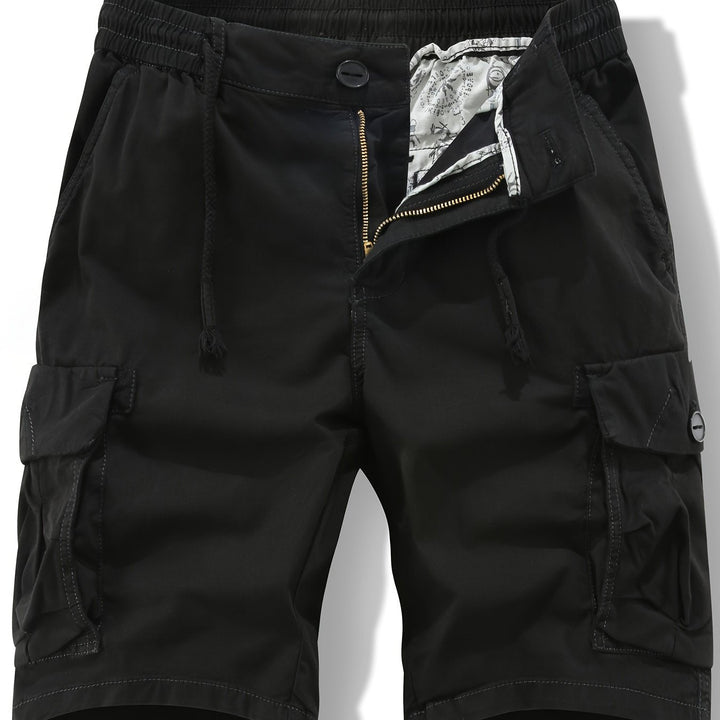Styling-Beispiel: Lässige Herren Cargoshorts kombiniert mit T-Shirt, perfekt für einen entspannten Sommer-Look.