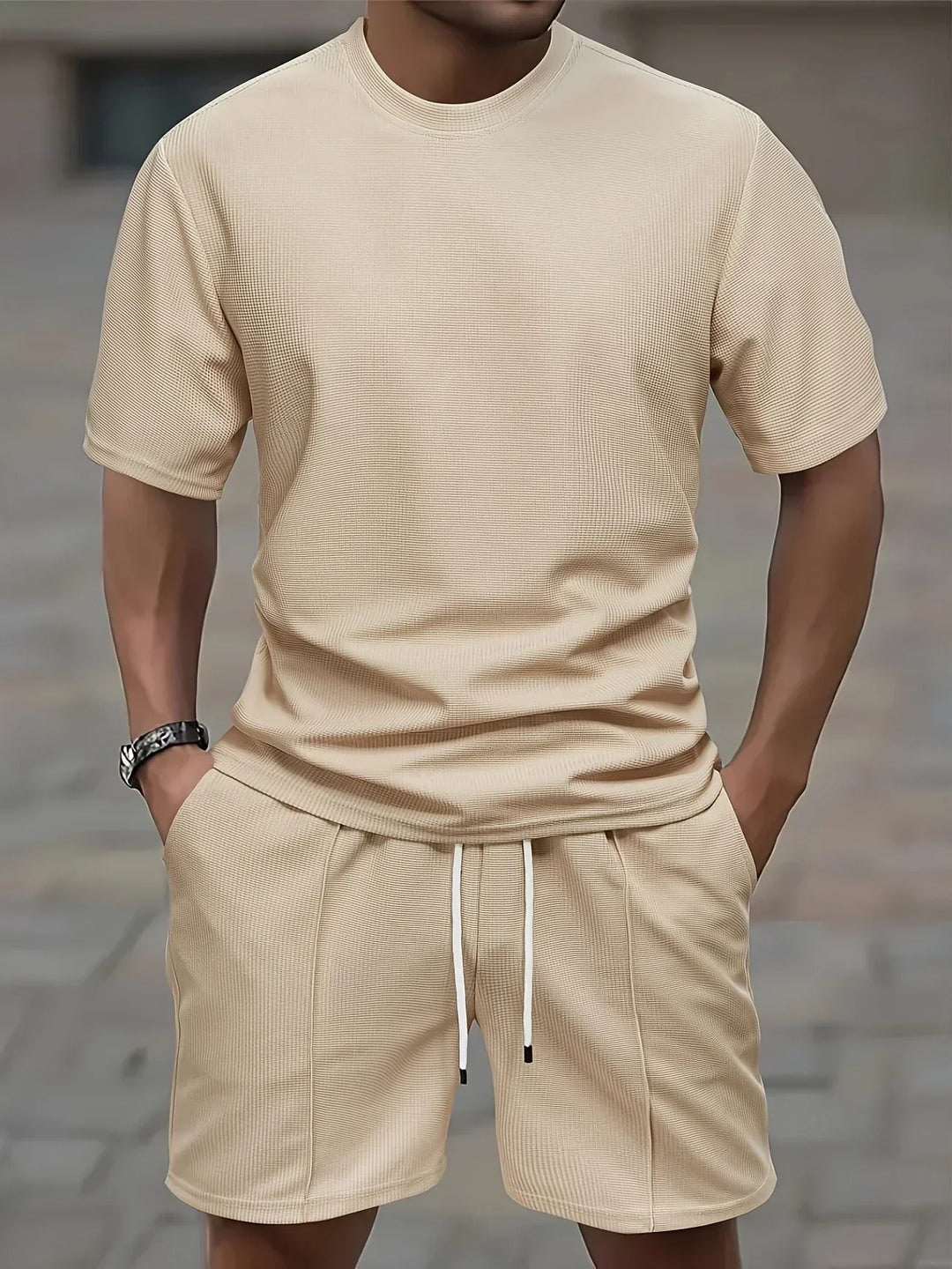 Atmungsaktives Herren Freizeitanzug bestehend aus Sportshirt und kurzer Hose für den Sommer.