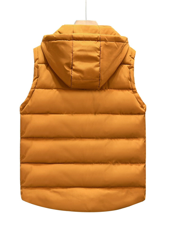 Moderne, gepolsterte Herren Kapuzenweste in Senfgelb, ärmellos. Komfortable Übergangsjacke.