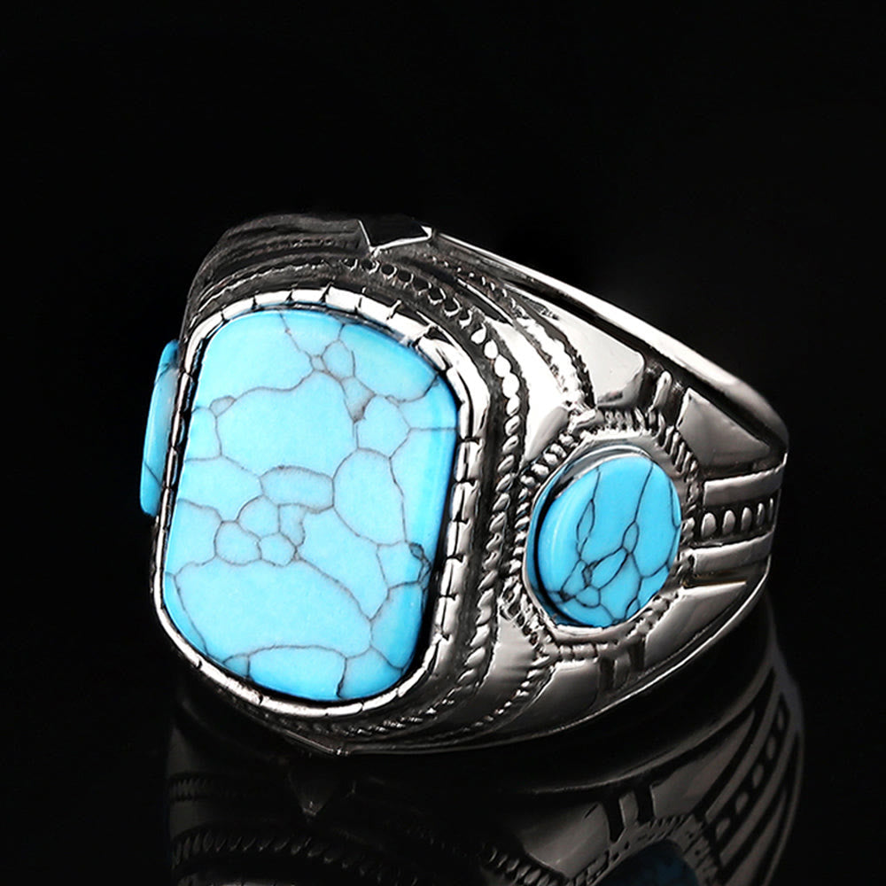 Türkiser Herrenring Thorin im Dreieck-Design. Stilvoller Edelsteinring und kraftvolles Männeraccessoire.
