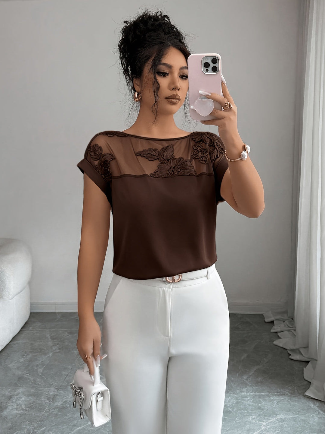 Hochwertige Damenbluse mit femininer Floralstickerei, elegantem Illusion-Ausschnitt und langen Ärmeln. Damenmode.