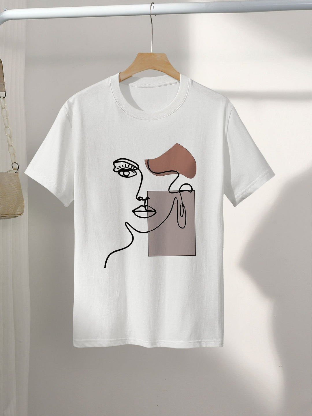 Apricot Damen T-Shirt: Trendiges Kurzarm Shirt mit abstraktem Gesicht Print. Perfekt für moderne Freizeit-Looks & Streetwear.