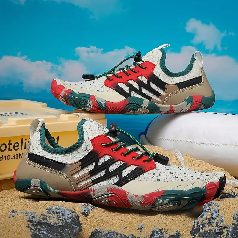 Von oben bunte Damen-Barfuß-Wasserschuhe. Flexible, leichte Badeschuhe für Frauen, perfekt für Strand & Freizeit.