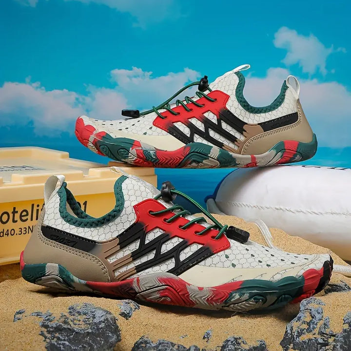 Von oben bunte Damen-Barfuß-Wasserschuhe. Flexible, leichte Badeschuhe für Frauen, perfekt für Strand & Freizeit.