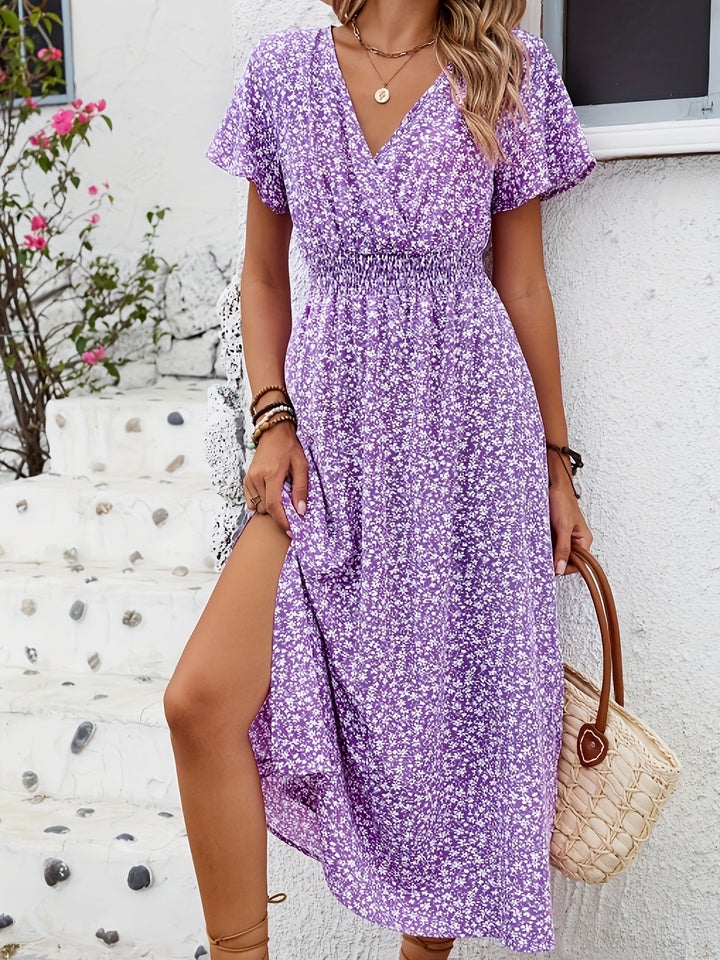 Modisches Damen Sommerkleid, fließend, mit seitlichem Schlitz und floralem Print.