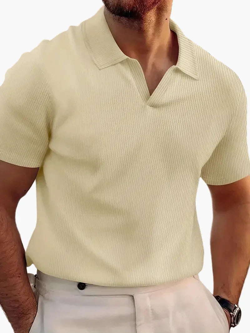 Herren Kurzarm Polohemd mit stilvollem V-Ausschnitt aus atmungsaktiver Baumwolle, ideal für Freizeit & Sommer.