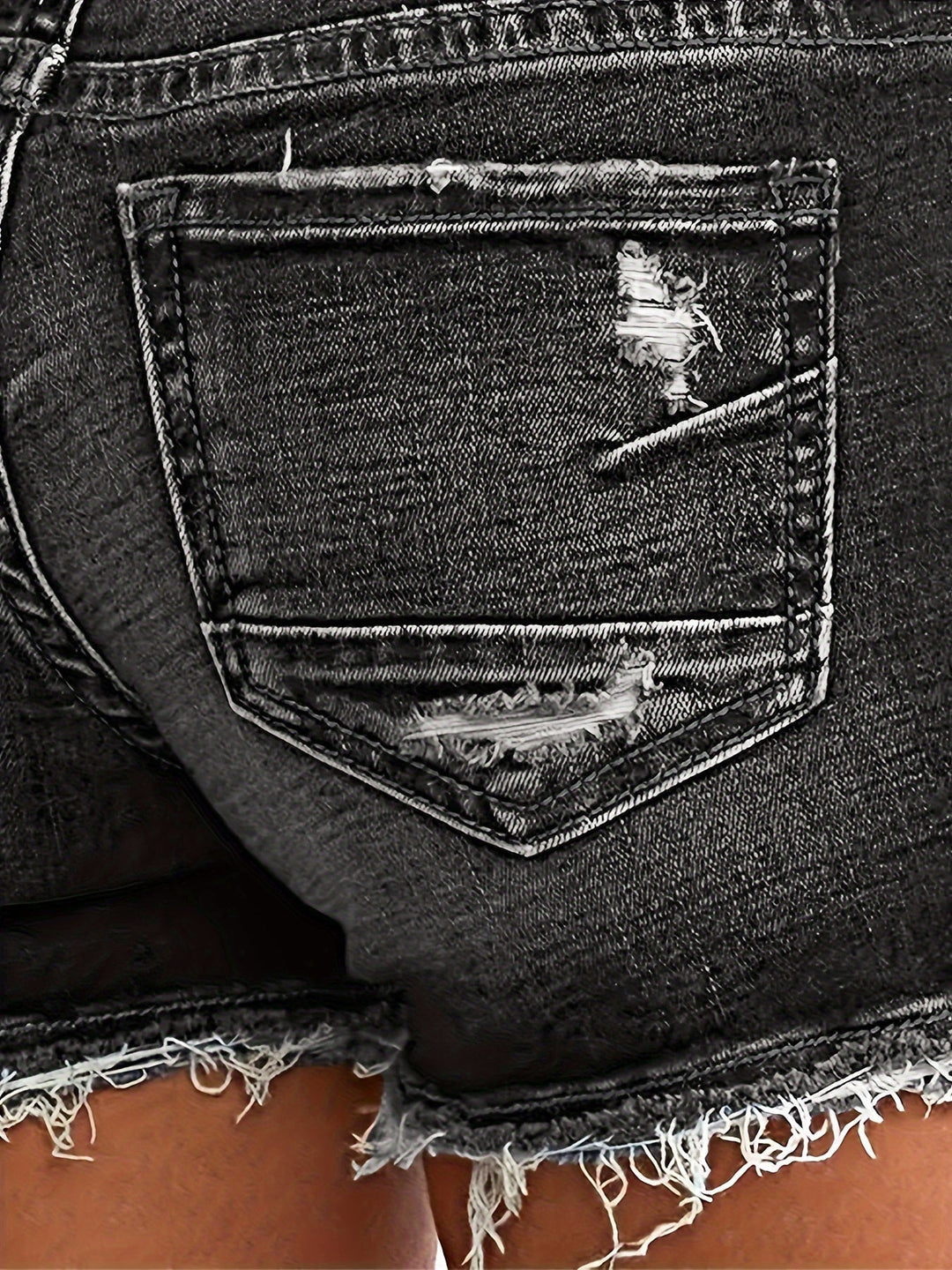 Fransige Damen Jeansshorts im Used-Look. Perfekt für den entspannten Sommer-Stil.