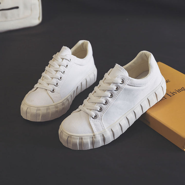 Stylischer schwarzer Damen Low-Top Sneaker. Legerer Alltagsschuh mit kontrastierender weißer Gummisohle.