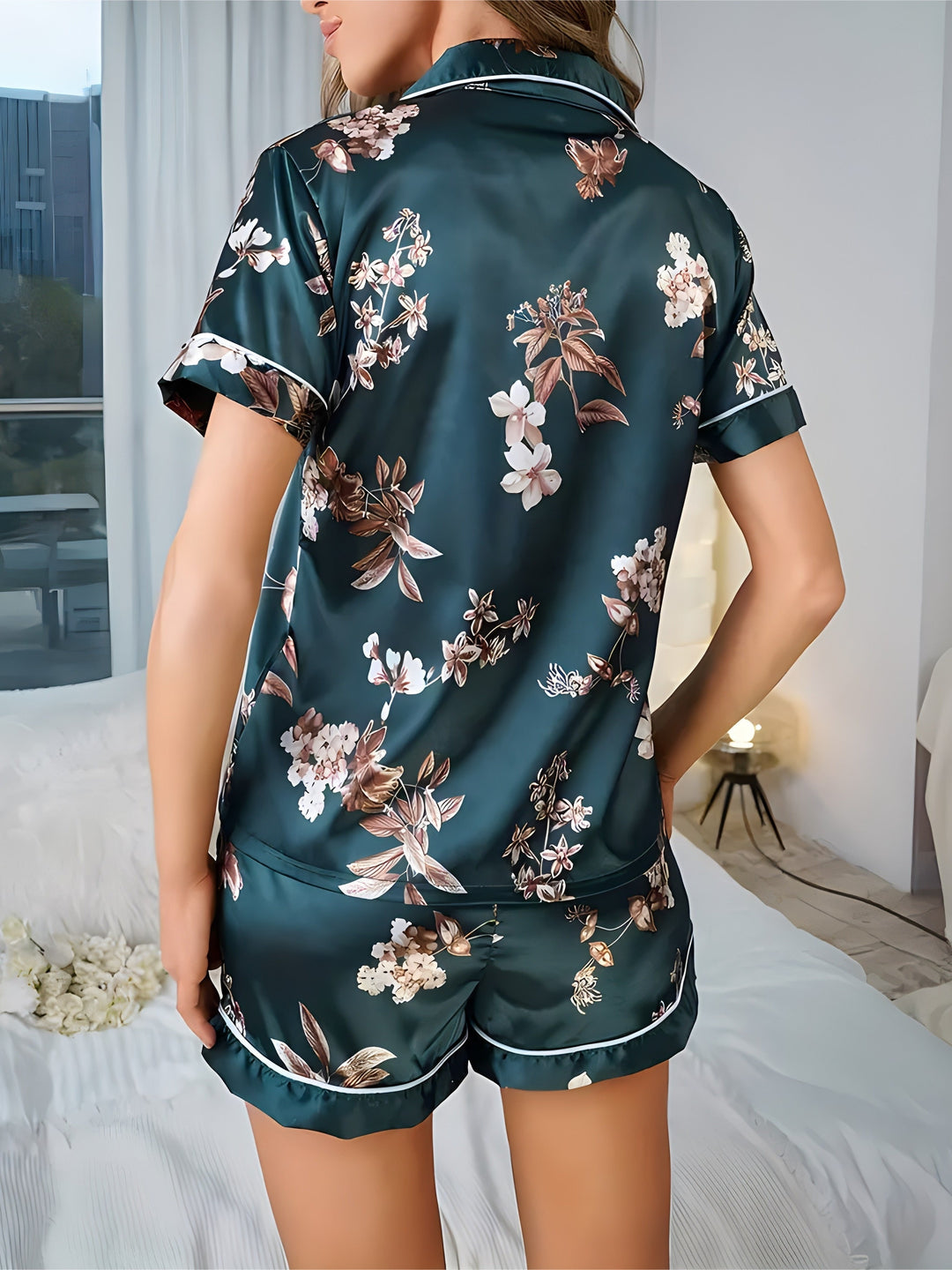 Elegantes Damen Pyjamaset mit glänzendem Blumenmuster. Komfortable Homewear & Nachtwäsche mit kurzer Hose.