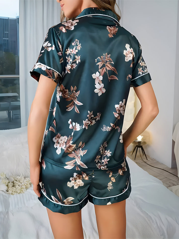 Elegantes Damen Pyjamaset mit glänzendem Blumenmuster. Komfortable Homewear & Nachtwäsche mit kurzer Hose.