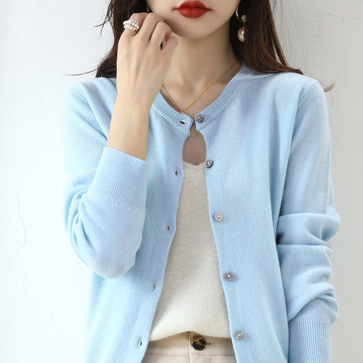Feines Strickmuster Detail: Damen Strickjacke mit schickem Knopfverschluss. Hochwertige Damenmode.