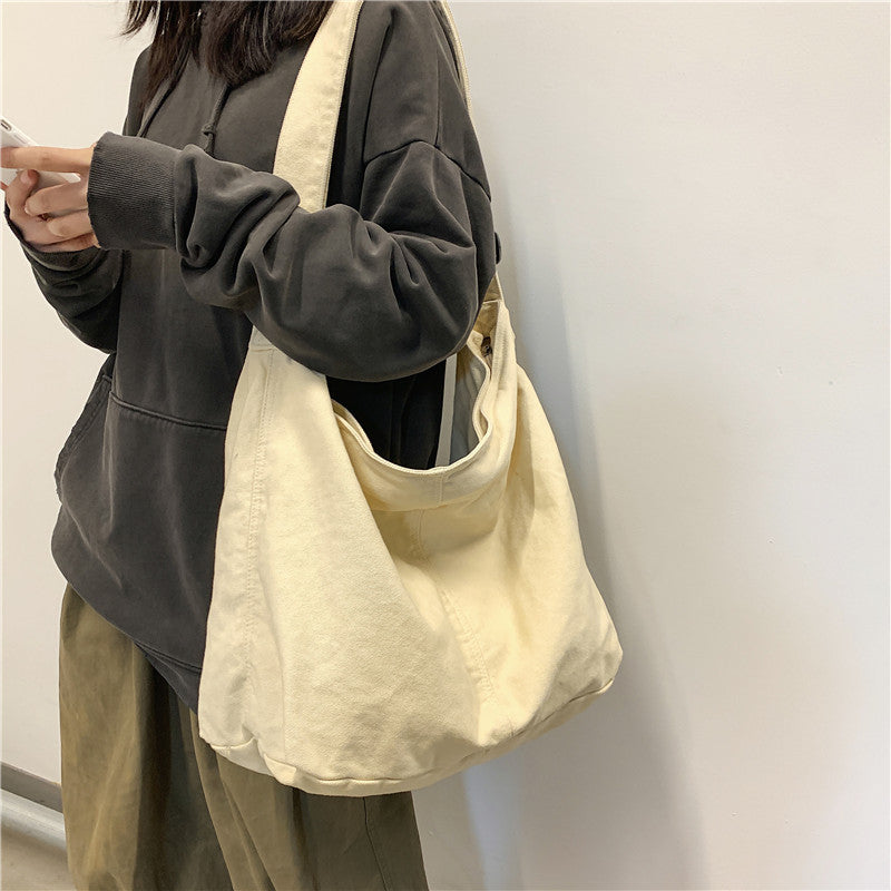 Schwarze Lotte Mode Damen-Umhängetasche, perfekt als College-Tasche oder eleganter Alltagsbegleiter.