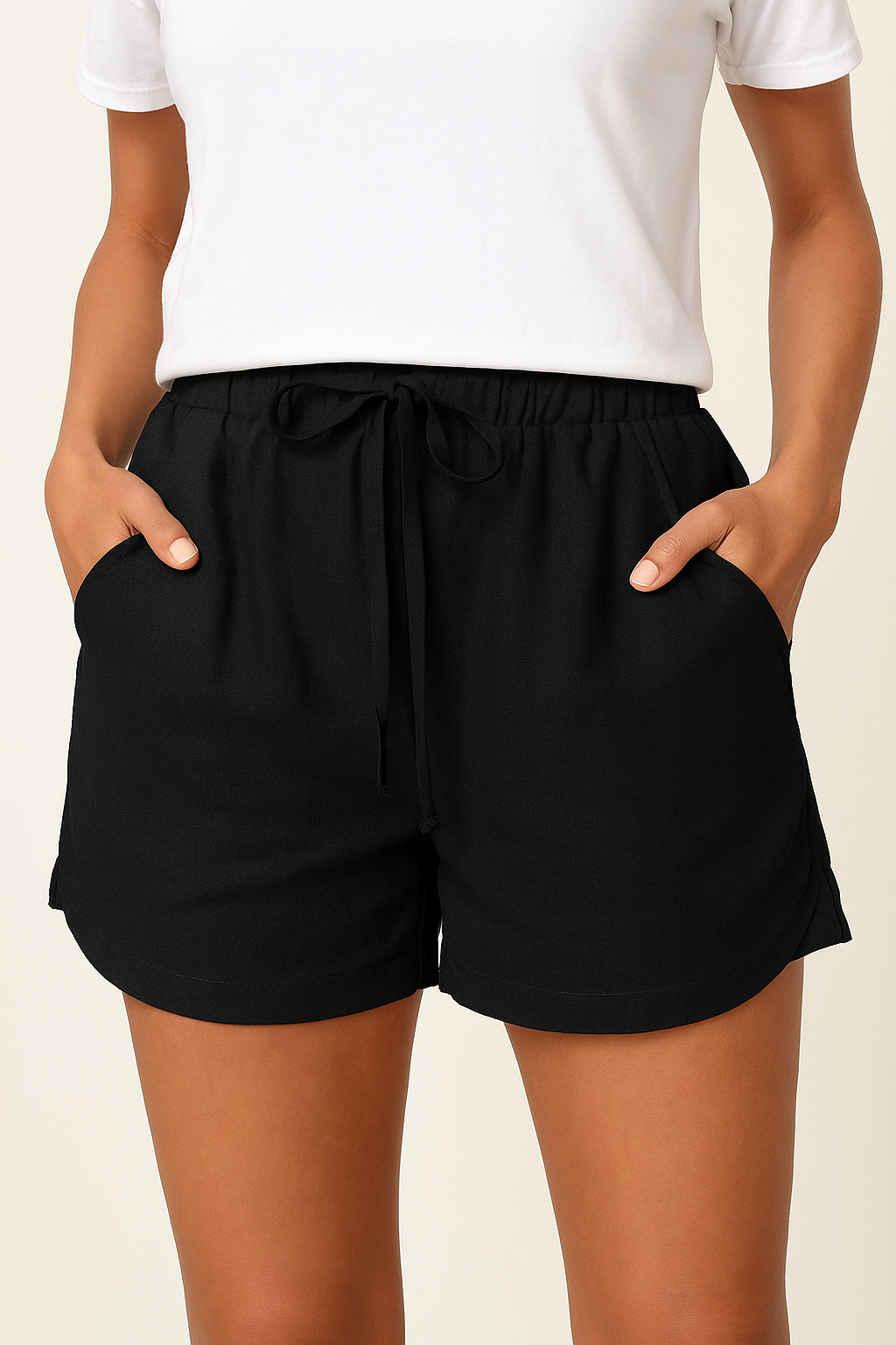 Komfortable beige Damen Shorts mit weitem Schnitt und elastischem Bund für entspannte Sommertage.