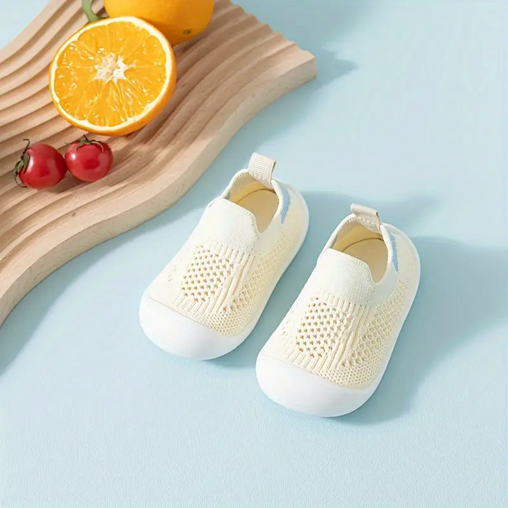 Verschiedene Farben der StepEase Kinder Barfußschuhe. Flexible, atmungsaktive Sneaker für natürliche Bewegung.