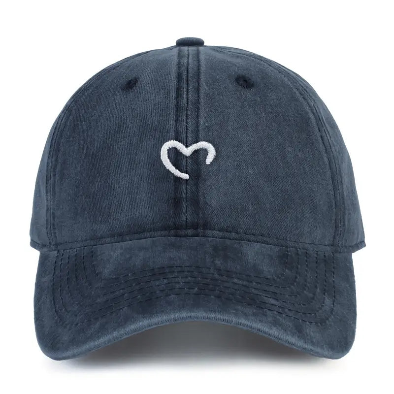 Charmante Damen Herz-Mütze, bestickt und aus Baumwolle. Tolle Geschenkidee, verstellbar für besten Komfort.